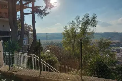 Image de Appartement avec vue dans une maison avec jardin, calme, a 15' de Roma Piramide.