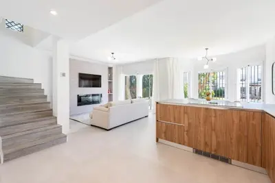 Image de Spacious 4-bedroom townhome with Ac, roof terrace and pool in fabulous Marbella