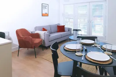 Image de New Modern Apt Near Airport - Private Parking