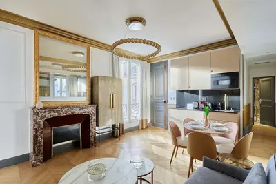 Image de Superbe Ac- 1bdr Ave Montaigne - Arc de Triomphe par Studio Prestige