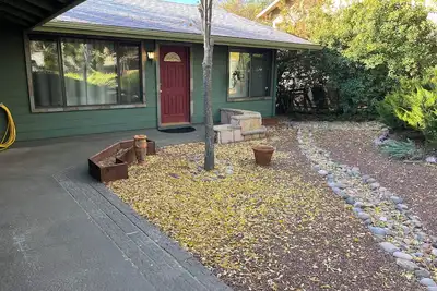 Image de Spacious Home + private suite with separate entrance. Family friendly!