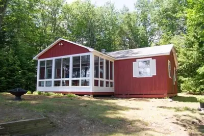 Cozy Lake Winnisquam retreat for 6 with dock and swimming