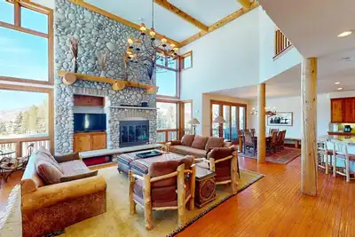 Image de Big Keystone Ranch Home, 2 Living Areas. Short Drive to Wedding Venues, Golf