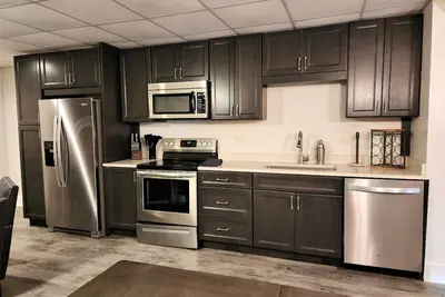 Image de Huge Luxury Home! 3 Floors, Game Room, Private!