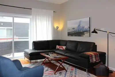 Image de 5 minutes to downtown! Family-sized condo with iconic private courtyard.