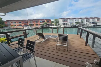 Image de Stunning Waterfront Villa Escape overlooking the harbour