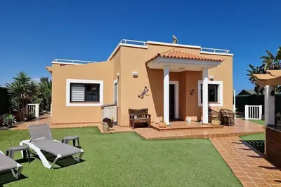 Luxury 3 bedroom villa overlooking golf course with private pool and Wi-fi