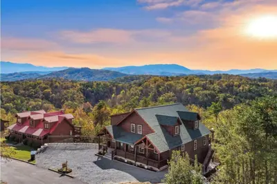 Image de Game Room/Theater/Hot Tub/Fire-pit/Views/4000sqft/Close to the fun!