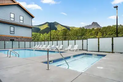 Image de Stunning Views-Heated Pool-Hot tub-Fitness Center-5 mins to Canmore- Sparrowhawk