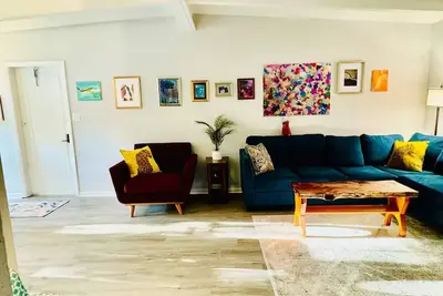 Image de Nina Juniper Art House Exhibit