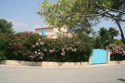 Image de Villa, mer à 10 min à pieds pour 10 p \n4 ch à c + 1 ch véranda\njardin ombragé