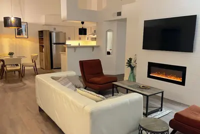 Image de Contemporary luxurious Condo with Mountain View’s in Henderson. WiFi, Roku Tv.
