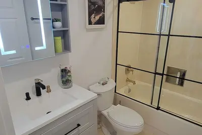 Image de 2 Bed + Den, 2 Bath spacious condo near Square one