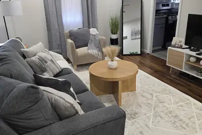 Image de 2 Bedroom  1 bath house, with a full finished basement. Modern and clean.