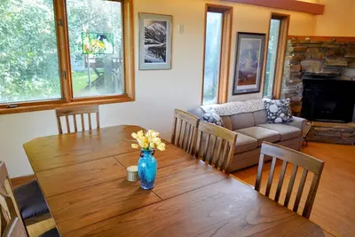 Image de Mountain views, close to airport, restaurants and shopping w/onsite laundry!