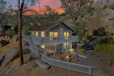 Image de Lakeside Paradise Clam Getaway- Hot Tub, Fire pit, Lake Views, Games