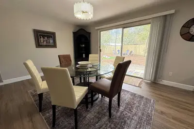 Image de Gator Central! Charming 3-bedroom house close to Uf; fenced yard and fire pit!