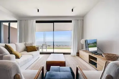 Image de Modern and stylish beach property with breathtaking unobstructed 180° sea views!
