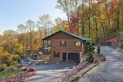 Image de Secluded Cubs Den Retreat in Wears Valley – Sleeps 10, Hot Tub, Pool Table, Dog-Friendly