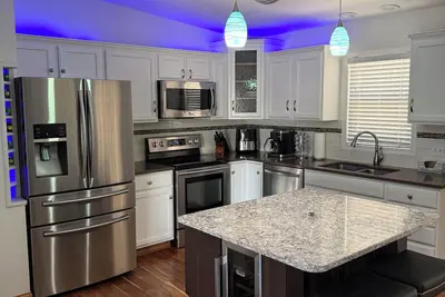 Image de Modern 3-bedroom, 3 full bath, 2 living areas, 2 kitchens, game room, hot tub!