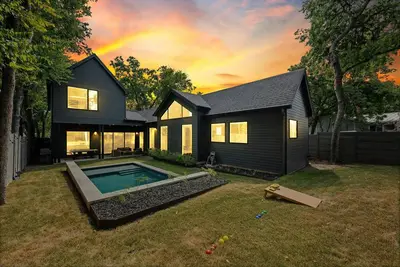 Image de Luxury Escape in Austin’s Iconic Bouldin Creek Perfect Location + Private Pool!