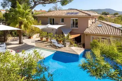 Image de Villa Bandolaise de caractère proche mer, collines et Golf. Piscine et Spa.