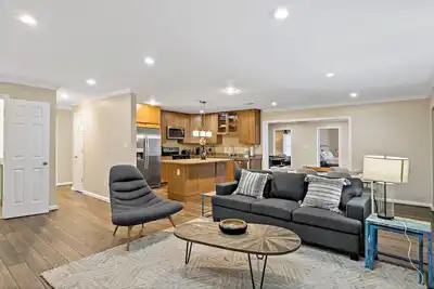 Image de Entertaining | 5 Bedrooms | Luxury | Dc Vibe