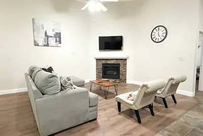 Image de Spacious 4-bedroom house in Odessa with close to restaurants and retail stores.