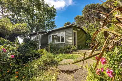 Image de Splashing Tui Cottage - Our Island