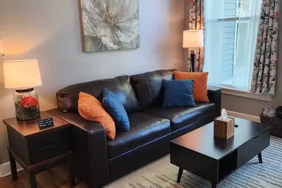 Image de Spacious Fully Renovated  Apt, near State Capitol Bldg, Downtown Topeka, I-70