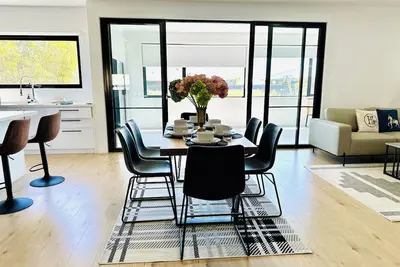 Image de a family friendly home that is 6 mins away from the beach! Luxurious space!