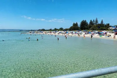 Image de Bright and airy coastal retreat. Walk to the beach. Family and pet friendly.