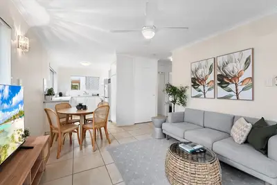 Image de Simple Pet-Friendly 2br Near Beach & Tram with Ac