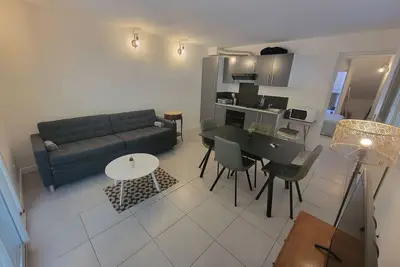 Image de Le Cocon - Avec sa terrasse ombragée & privée - Proche Centre Gare et Arènes