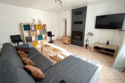 Gîte confortable avec cheminée et parking, proche Verdun