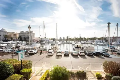 Image de AwayDays Bright apartment in Port Grec