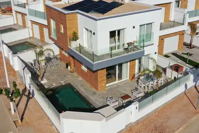 Image de Spacious and modern home with beautiful views, close to beach and amenities