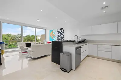 Image de Chic downtown 2 bedroom condo at Coral Shell! February dates available!