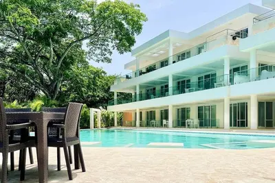 2bd condo with pool/Ac/WiFi/Tv/parking, near sandy beach!