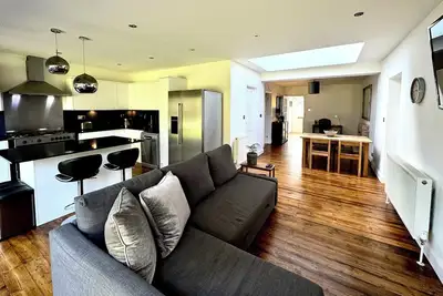 Image de Zarza House Art Deco home, 4 double bedrooms, garden, free parking n wifi.
