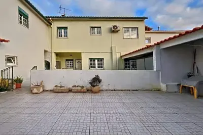Image de Lisbon elegance at quiet beach escape! \n\n