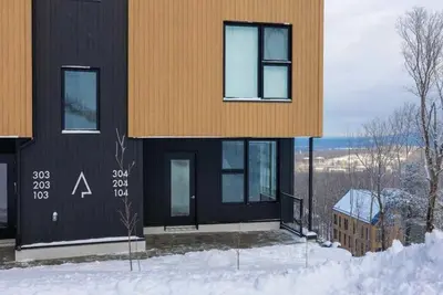 Image de Ski-In/Ski-Out - Bromont - 2 bedroom condo on 2 floors - on the ski slope! !