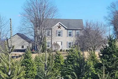 Image de Cozy Country Tree Farm Getaway w/Hot Tub, Fireplace & King Size Bed, Sleeps 12