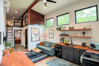 Image de Cozy, new, east Atx Tiny home w/ King bed, close to Ut campus, downtown, airport