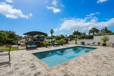 Image de Lux Villa w/pool 4 bed 3 bath on canal. Walk to downtown. Boat rental available