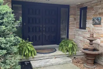 Image de Designer 3-bedroom home near downtown in park like setting