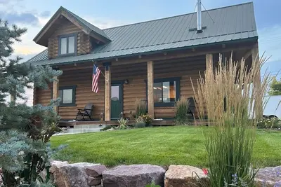 Image de Dutch John Adventure Outpost—2800 Sq Ft, log home, private Pickleball Court