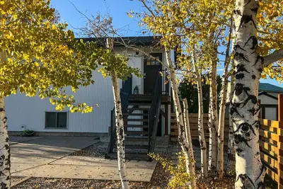 Image de Adorable Duplex just one mile from Bozeman airport. 2-bedroom with 1 bath.
