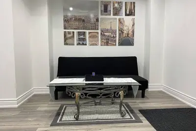 Image de Adorable 2-Bedroom Basement with Sep Entrance