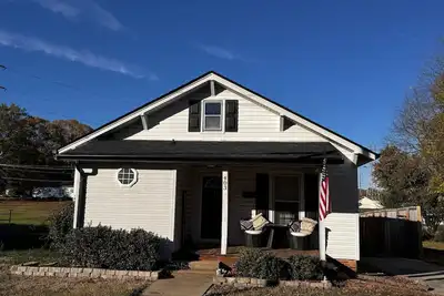 Image de Cozy house, Fenced in backyard w/firepit & swing. Minutes from Downtown